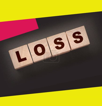 Téléchargez les photos : Cubes en bois avec mot LOSS sur la table noire. Concept d'entreprise de pertes financières. - en image libre de droit