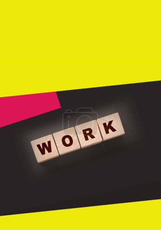 Téléchargez les photos : Inscription sur cubes en bois Travail sur noir Le concept du travail à domicile. - en image libre de droit