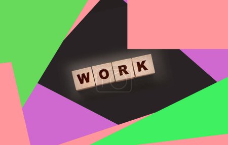Téléchargez les photos : Inscription sur cubes en bois Travail sur noir Le concept du travail à domicile. - en image libre de droit