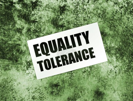 Foto de Tolerancia Palabras de igualdad en la tarjeta sobre fondo gris. - Imagen libre de derechos