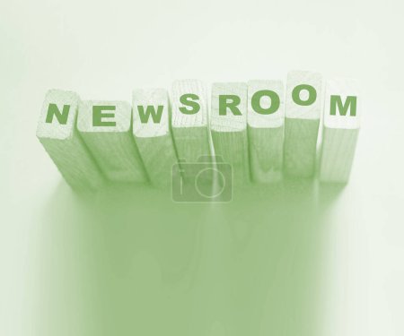 Foto de NEWSROOM palabra hecha con bloques de madera. - Imagen libre de derechos