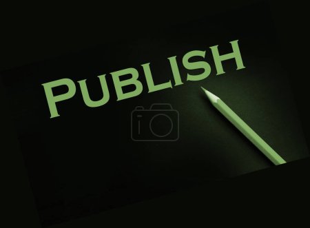 Foto de Publicar palabra impresa en amarillo sobre papel negro. Concepto de negocio editorial. - Imagen libre de derechos