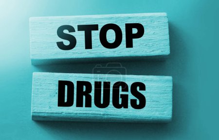 Téléchargez les photos : Arrêtez les mots de drogue sur les blocs de bois. Stop abus concept de soins de santé. - en image libre de droit