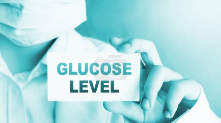 Téléchargez les photos : Carte de niveau de glucose entre les mains du médecin. - en image libre de droit