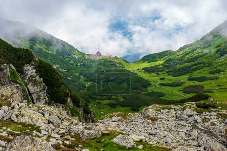 Téléchargez les photos : Station météorologique dans les nuages sous la montagne Pietrosul Rodnei dans le parc national des Rodna Mountains, Muntii Rodnei National Park, Roumanie, Carpates Roumaines, Europe. - en image libre de droit