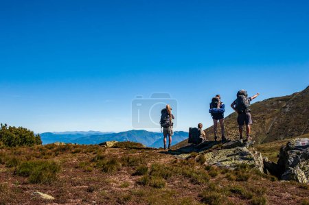 Téléchargez les photos : Group of trekkers hikers with backpacks looking at Maramures ridge from Rodna Mountains, Muntii Rodnei National Park, Romania, Romanian Carpathian Mountains, Europe. - en image libre de droit