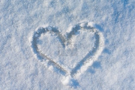 Foto de Snow background heart, valentine's day heart on snow - Imagen libre de derechos
