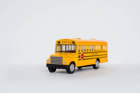 Foto de Juguete escolar autobús aislado sobre un fondo blanco - Imagen libre de derechos