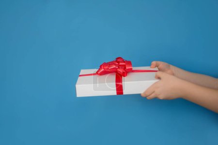 Foto de Hand holding a gift box. Gift box in hands. St. Valentine's Day. Mothers Day. March 8. New Year. - Imagen libre de derechos