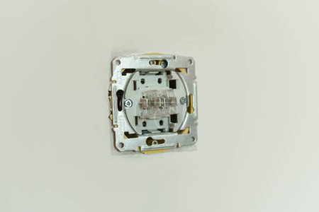 Foto de Interruptor eléctrico en una pared blanca. Interruptor reparación. Reparación en el - Imagen libre de derechos