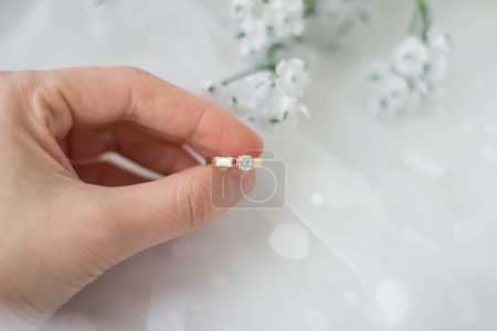 Foto de Un elegante anillo de diamantes en el dedo de una mujer. El concepto de amor - Imagen libre de derechos