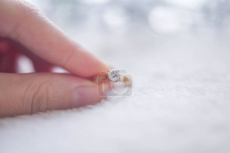 Foto de Un elegante anillo de diamantes en el dedo de una mujer. El concepto de amor - Imagen libre de derechos