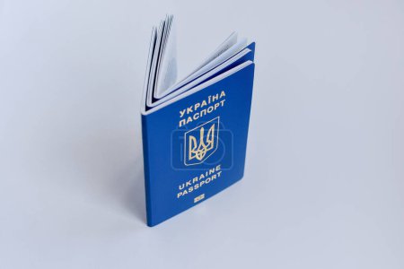 Foto de Pasaporte de un ciudadano de Ucrania, primer plano. - Imagen libre de derechos