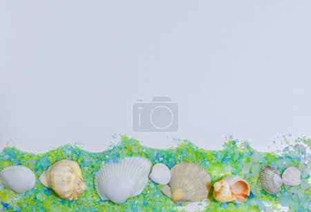 Foto de Fondo de conchas y sal marina. Fondo marino con conchas marinas. Cristales de sal marina con conchas marinas - Imagen libre de derechos