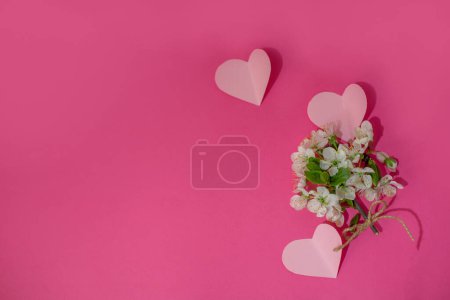 Foto de Ramo de flores de primavera sobre un fondo rosa. Fondo rosa - Imagen libre de derechos