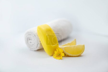 Foto de Jabón amarillo sobre fondo blanco Jabón limón. - Imagen libre de derechos