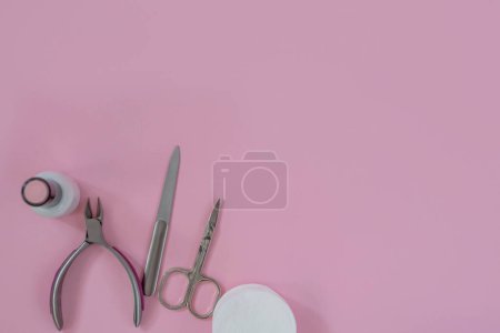 Foto de Lámpara ultravioleta y herramientas de manicura sobre fondo rosa. Gel pulido manicura. - Imagen libre de derechos