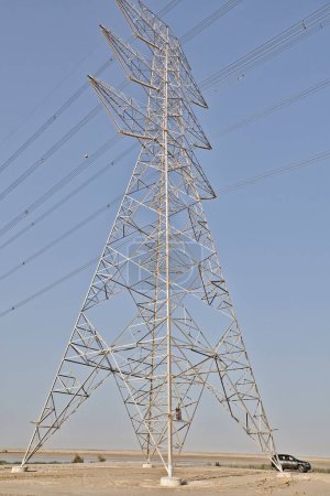 Foto de Líneas de transmisión eléctrica de alta potencia en el desierto.Dammam-Arabia Saudita. - Imagen libre de derechos