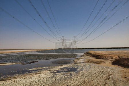 Foto de Líneas de transmisión eléctrica de alta potencia en el desierto.Dammam-Arabia Saudita. - Imagen libre de derechos