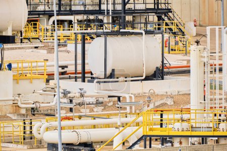 Foto de Industria de depósitos de petróleo y glp gasoductos y compresores Planta de almacenamiento de petróleo y gas - Imagen libre de derechos