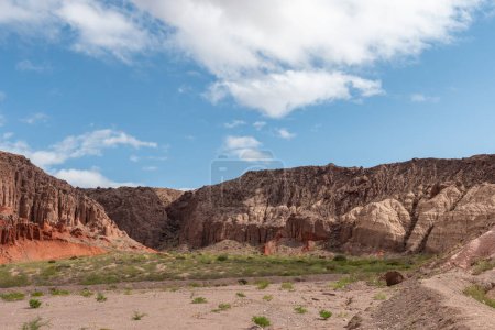 Vista de montañas rojas en Quebrada de las Conchas, Cafayate, Argentina