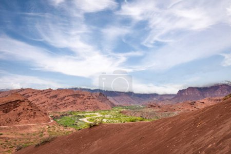 Foto de Vista de montañas rojas en Quebrada de las Conchas, Cafayate, Argentina - Imagen libre de derechos