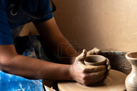 Keramiker aus Humahuaca, Jujuy, zeigt, wie man Keramik herstellt