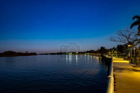 Blick auf die Uferpromenade von San Fernando bei Nacht