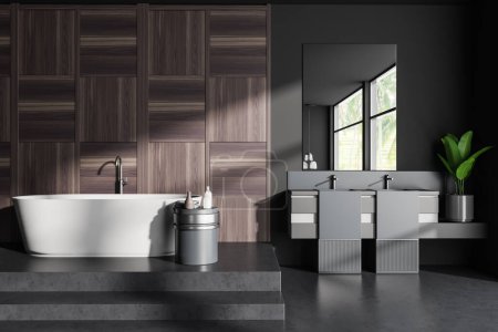 Téléchargez les photos : Intérieur salle de bain grise avec baignoire sur podium, double lavabo avec décoration et miroir. Fenêtre panoramique sur les tropiques. Espace de copie mur en bois. rendu 3D - en image libre de droit