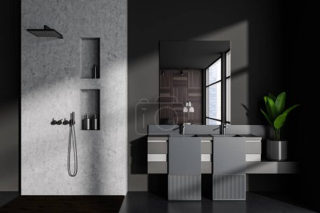 Téléchargez les photos : Intérieur salle de bain sombre avec double lavabo, douche et accessoires. Lit avec table de chevet dans miroir, près de la fenêtre panoramique sur les gratte-ciel. rendu 3D - en image libre de droit