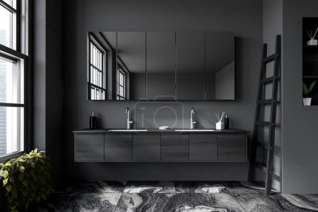 Téléchargez les photos : Vue de face sur l'intérieur sombre de la salle de bain avec fenêtre panoramique, murs gris, grand miroir, double lavabo, étagères avec vaisselle et savon liquide, carrelage au sol en marbre. Concept de design minimaliste. Rendu 3d - en image libre de droit