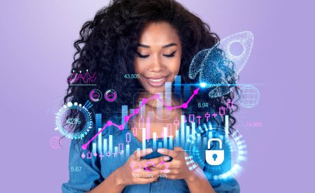 Lächelnde schwarze Frau mit Telefon, Forex-Diagramme mit doppelter Belichtung, Kerzenständer, Geschäftsanalyse und Raketenstart. Konzept für Geschäftsprojekt und mobile App