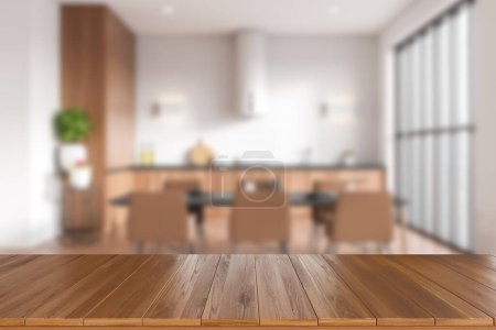 Foto de Encimera de madera sobre fondo borroso de elegante interior de la cocina con mesa de comedor y sillas, ventana panorámica. Espacio de copia de burla para la visualización del producto. Renderizado 3D - Imagen libre de derechos