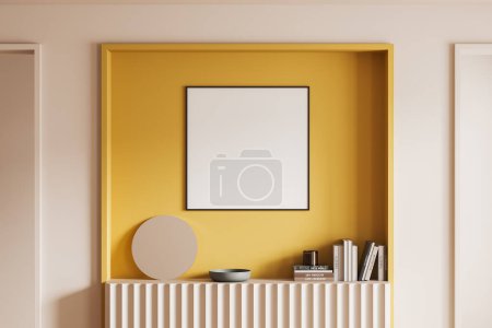 Foto de Luminoso salón interior con cartel blanco vacío, estante con libros y espejo redondo, pared blanca, amarilla. Concepto de lugar para la exposición. renderizado 3d - Imagen libre de derechos