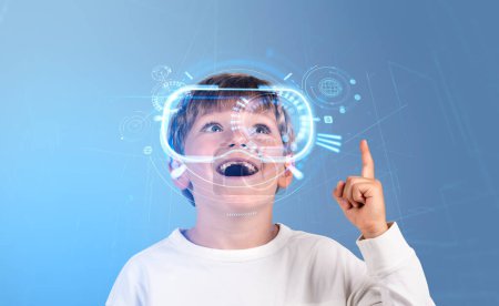 Foto de Niño sonriente con la boca abierta y el dedo apuntando hacia arriba, vr holograma auricular con redes neuronales y líneas de conexión. Concepto de tecnología y educación futuristas - Imagen libre de derechos