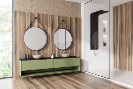 Téléchargez les photos : Intérieur salle de bain en bois avec double lavabo et douche avec accessoires de bain, vue latérale. Armoire verte et deux miroirs. Fenêtre panoramique sur les tropiques. rendu 3D - en image libre de droit