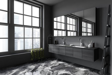 Foto de Interior del cuarto de baño oscuro con doble lavabo y accesorios, vista lateral, suelo de mármol azulejo. Esquina de baño con espejo y ventana panorámica sobre rascacielos. Renderizado 3D - Imagen libre de derechos