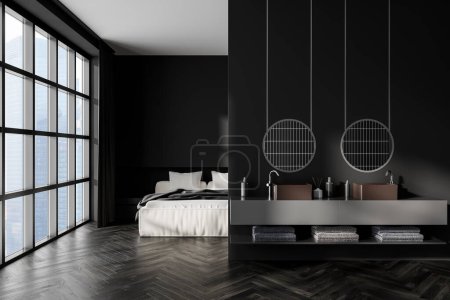 Foto de Oscuro moderno hotel estudio interior con zona de dormir, cama y lavabo doble con accesorios, suelo de madera. Ventana panorámica de los rascacielos de Singapur. Renderizado 3D - Imagen libre de derechos