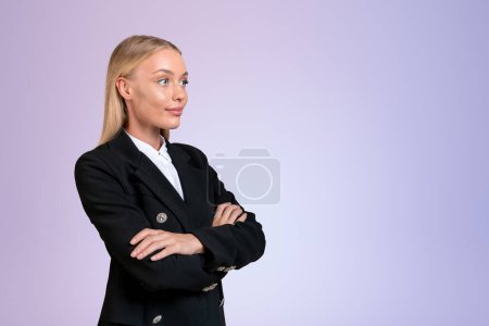 Photo for Attentive attractive businesswoman wearing formal wear standing in cross arm pose looking away near empty pale purple wall in background. Concept of model, ambitious business person, inspired woman - Royalty Free Image