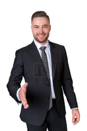 Téléchargez les photos : Homme d'affaires souriant en costume formel noir, étirant la main pour serrer la main. Isolé sur fond blanc. Notion d'accord et d'accord commercial - en image libre de droit