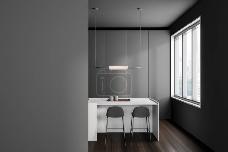 Foto de Interior de la cocina oscura con isla bar y dos sillas, ventana panorámica en rascacielos. Estantes de cocina ocultos y piso de madera. Mockup copia espacio de la pared. Renderizado 3D - Imagen libre de derechos