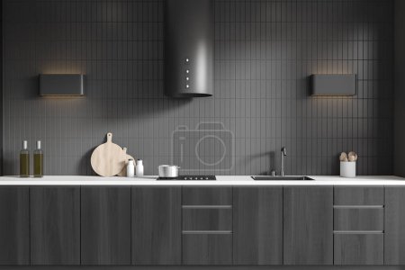 Téléchargez les photos : Intérieur de cuisine sombre avec évier et cuisinière, hotte et ustensiles de cuisine neufs sur le pont. Espace de cuisson avec étagères en bois noir design. rendu 3D - en image libre de droit