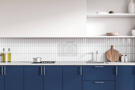 Téléchargez les photos : Intérieur de cuisine bleu et blanc avec évier et cuisinière, vaisselle et décoration sur étagère. Zone de cuisson avec bouteille d'huile, casserole et plats. rendu 3D - en image libre de droit