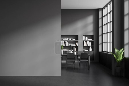 Téléchargez les photos : Vue de face sur salon sombre intérieur avec mur gris vide, table à manger, fauteuils, fenêtre panoramique avec gratte-ciel, livres sur étagères, sol en béton. Concept de design minimaliste. Rendu 3d - en image libre de droit