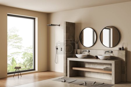 Téléchargez les photos : Intérieur salle de bain lumineuse avec douche et double lavabo avec accessoires, vue latérale. Fenêtre panoramique et serviette de pieds au sol en béton beige. rendu 3D - en image libre de droit