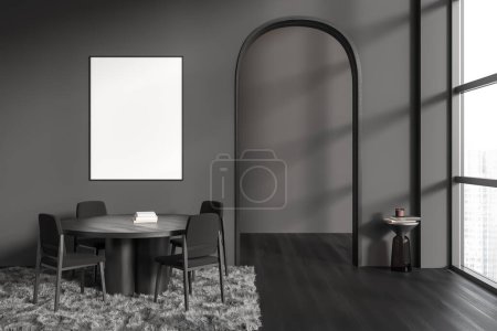Foto de Interior oscuro de la sala de estar con mesa de comedor y sillas, alfombra en piso de madera negra. Ventana panorámica de los rascacielos de Singapur. Cartel en blanco burlón. Renderizado 3D - Imagen libre de derechos