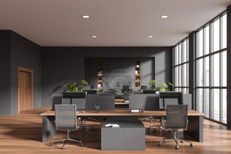 Téléchargez les photos : Dark office room interior with armchairs and table with pc computers, hardwood floor. Conference work zone and coworking. Panoramic window on skyscrapers. 3D rendering - en image libre de droit