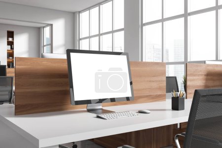 Téléchargez les photos : White office interior with pc computer, side view wooden desk with tools. Panoramic window on skyscrapers. Mockup blank screen. 3D rendering - en image libre de droit