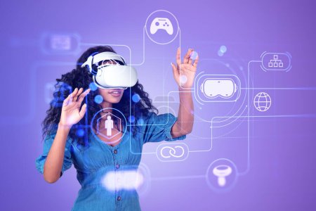 Téléchargez les photos : Black woman in vr glasses hands touching cyberspace hologram, helpdesk with glowing icons. Concept of virtual world and online game - en image libre de droit