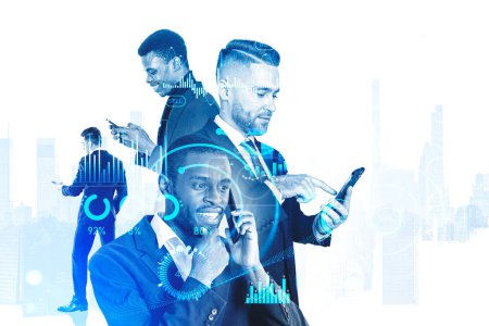 Foto de Cuatro hombres de negocios que usan teléfonos inteligentes, mensajes de texto y silueta de llamada. Doble exposición con gráficos de datos digitales de grandes empresas e indicadores de divisas, superposición de rascacielos. Concepto de trabajo en equipo - Imagen libre de derechos